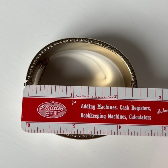 Vintage White Textured Enamel mc And Gold Flower Vine Hinged Bangle Bracelet - Picture 8 of 10